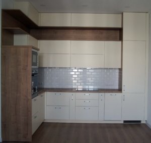 Кухня в современном стиле Фасады: Акрил senosan крем матовый СО4 (S-line) Столешница: Egger 38mm Дуб Гамильтон Фурнитура: Петли и выдвижные ящики BLUM, сушка для посуды Inoxa нержавеющая сталь, лоток для приборов Platform (массив) Корпус: ЛДСП, цвет Белый базовый, Дуб Гамильтон, LED подсветка с датчиком движения Цена: 4999 $ с доставкой и монтажом Минск