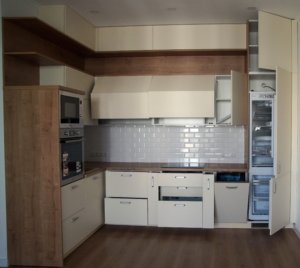 Кухня в современном стиле Фасады: Акрил senosan крем матовый СО4 Столешница: Egger 38mm Дуб Гамильтон Фурнитура: Петли и выдвижные ящики BLUM, сушка для посуды Inoxa нержавеющая сталь, лоток для приборов Platform (массив) Корпус: ЛДСП, цвет Белый базовый Дуб Гамильтон